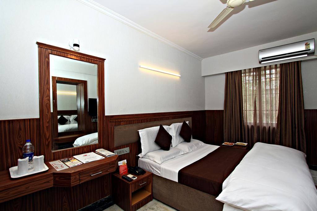 Hotel Empire Central Street Бангалор Екстериор снимка